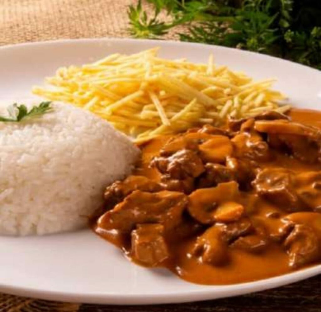 Estrogonofe de carne com batata palha